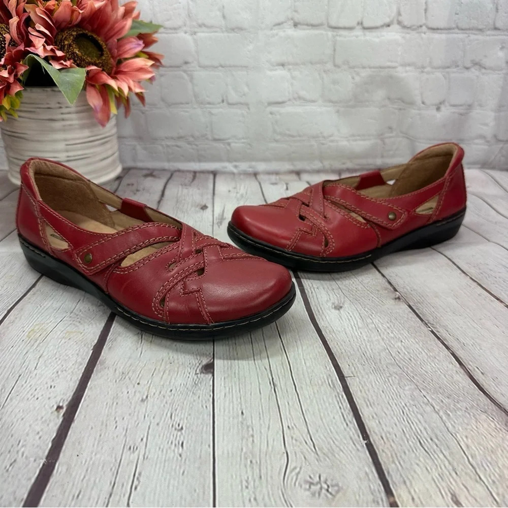 clarks evianna peal red leather flat loafer adjustable strap sz 9.5